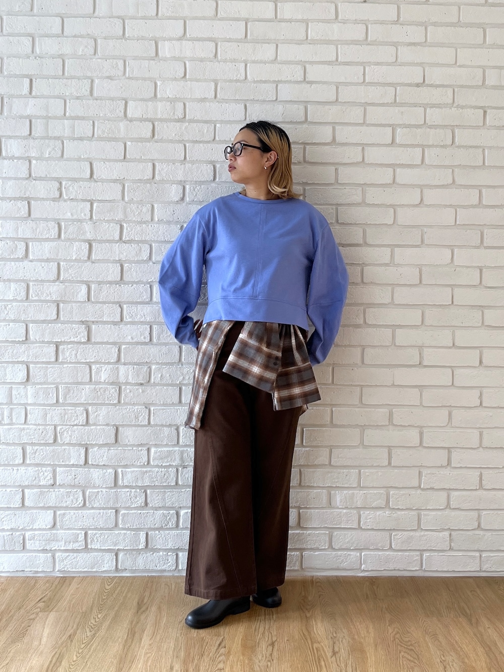ブルー系のTシャツ/カットソー、ブラウン系のシャツ/ブラウスを着用したレディースの秋コーディネートの1枚目の写真