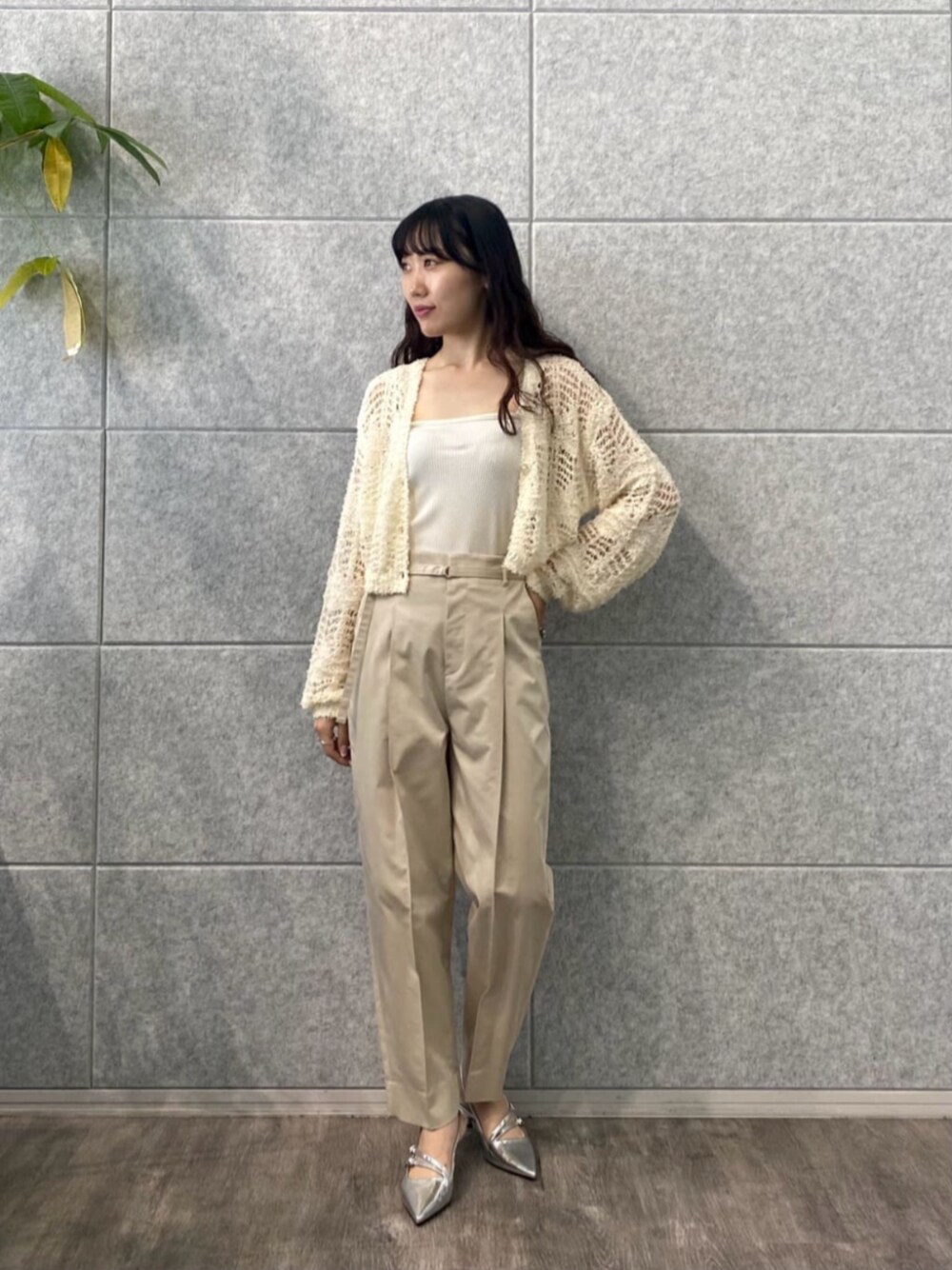 ベージュ系のその他パンツ、ホワイト系のカーディガン/ボレロを着用したレディースの夏コーディネートの1枚目の写真
