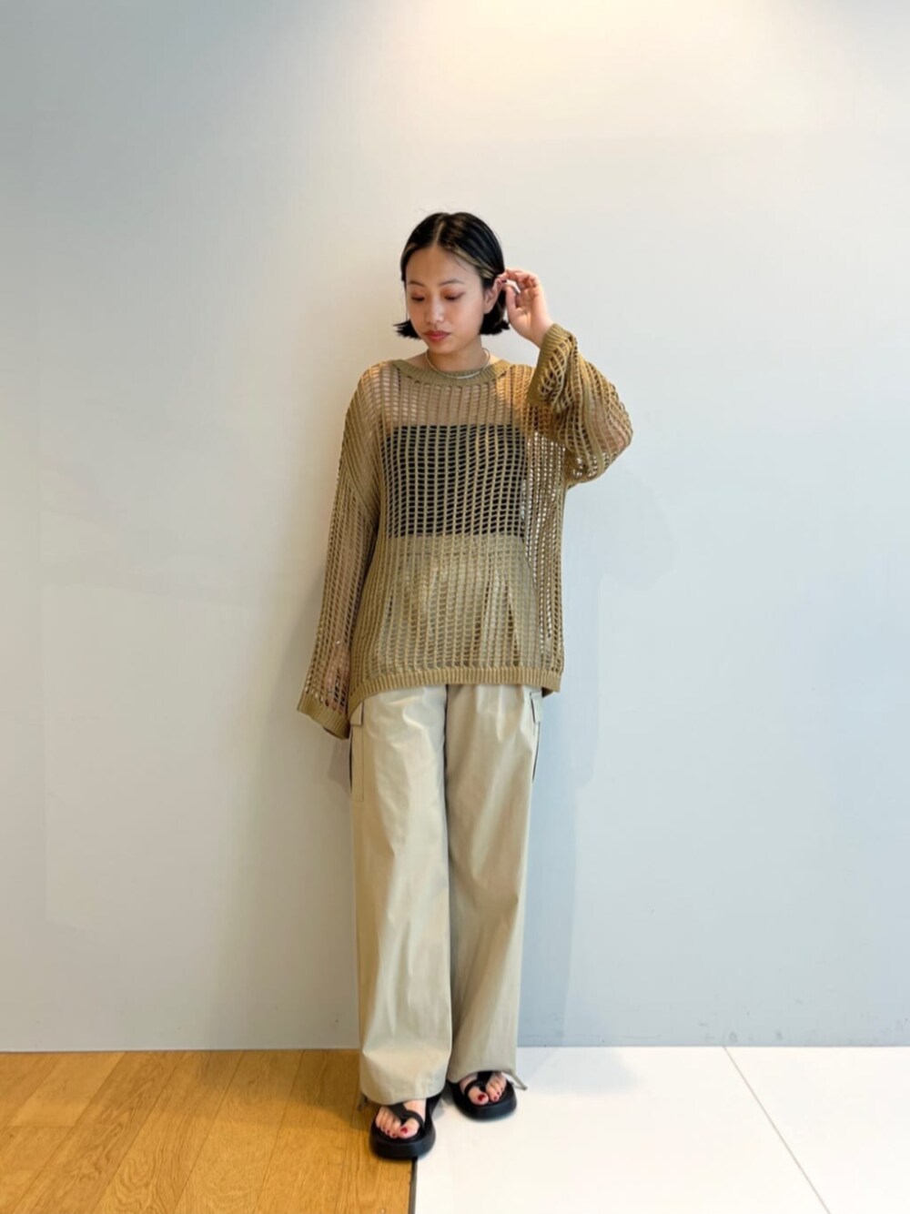 ブラック系のサンダル、ベージュ系のその他パンツ、ベージュ系のニット/セーターを着用したレディースの夏コーディネートの1枚目の写真