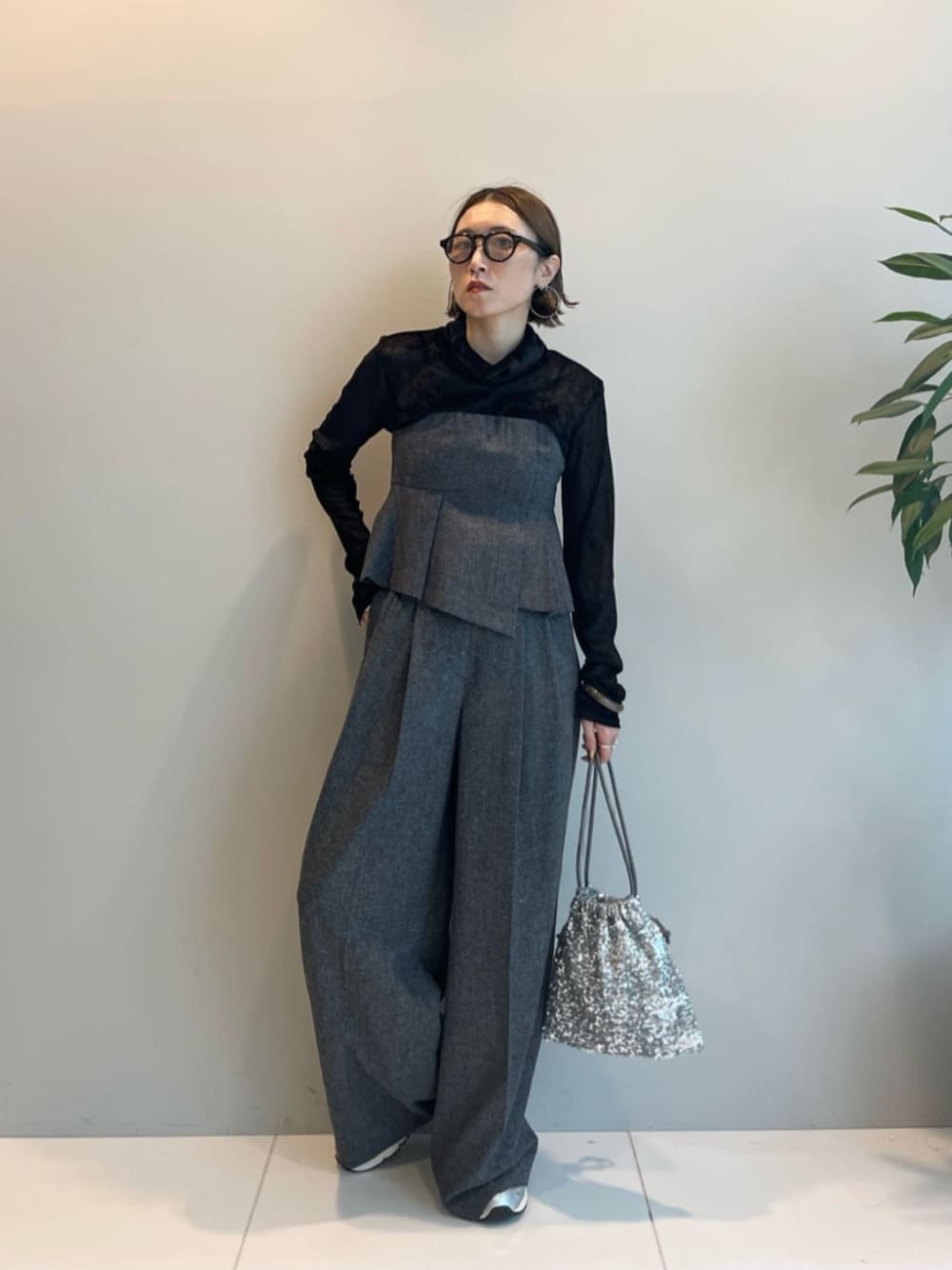 シルバー系のショルダーバッグ、グレー系のその他パンツ、グレー系のベストを着用したレディースの冬コーディネートの1枚目の写真