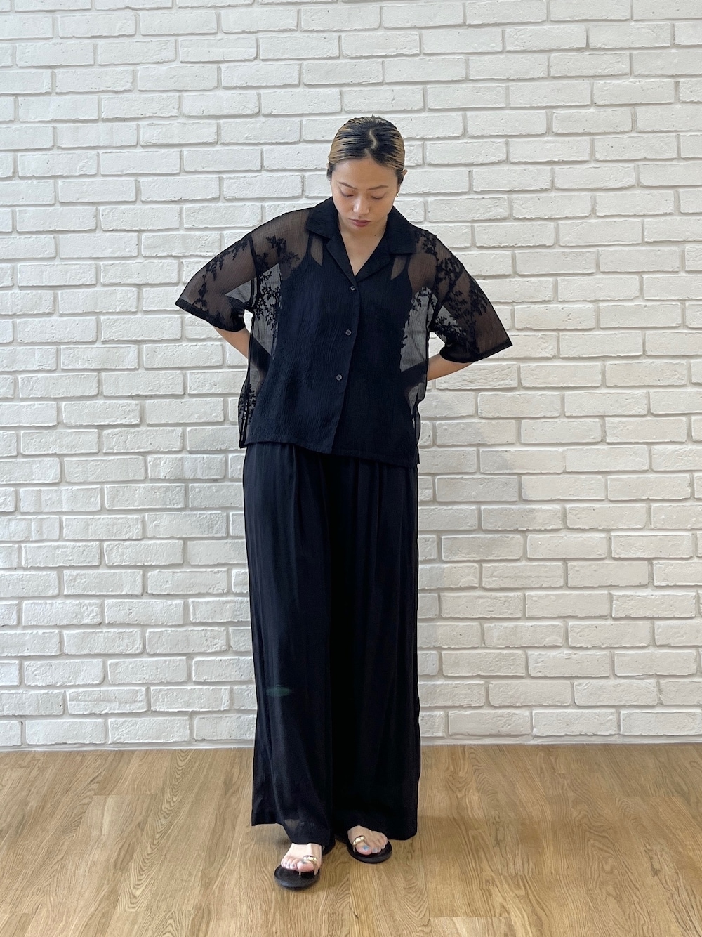 ブラック系のシャツ/ブラウス、ブラック系のその他パンツを着用したレディースの夏コーディネートの1枚目の写真