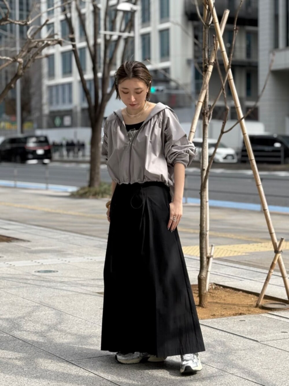 グレー系のブルゾン、シルバー系のタンクトップ、ブラック系のその他パンツを着用したレディースの春コーディネートの1枚目の写真