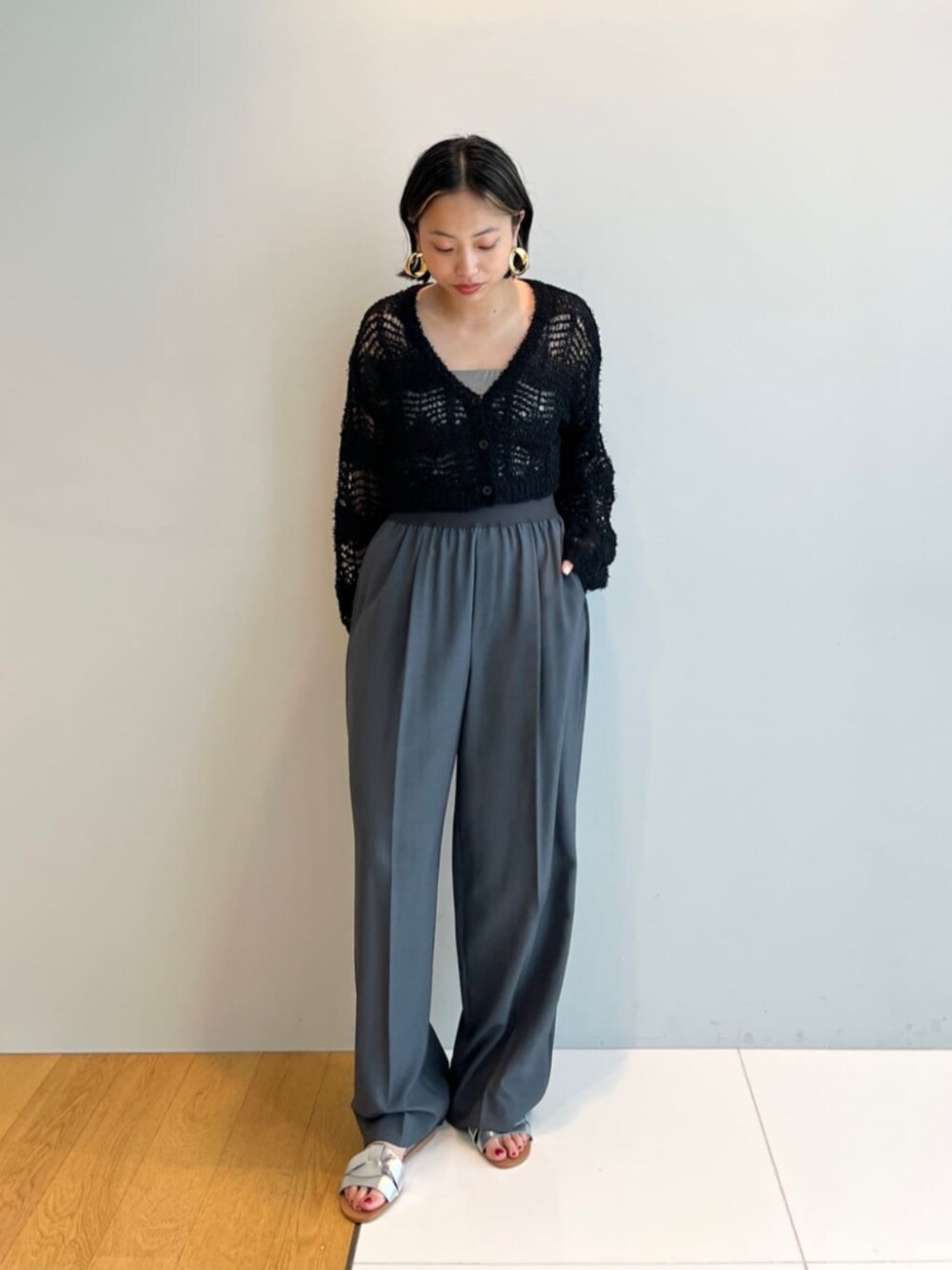 グレー系のその他パンツ、ブラック系のカーディガン/ボレロ、シルバー系のチューブトップを着用したレディースの夏コーディネートの1枚目の写真