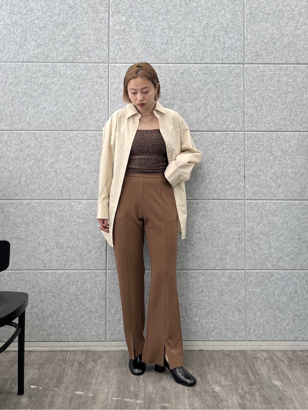ベージュ系のシャツ/ブラウス、ブラウン系のタンクトップ、ブラウン系のその他パンツを着用したレディースの春コーディネートの1枚目の写真