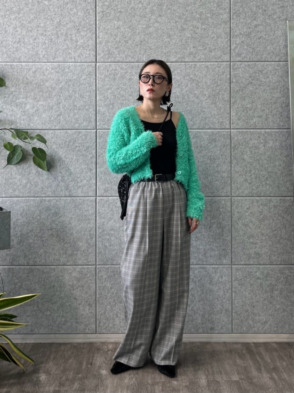 ブラック系のショルダーバッグ、グレー系のその他パンツ、グリーン系のカーディガン/ボレロを着用したレディースの冬コーディネートの1枚目の写真