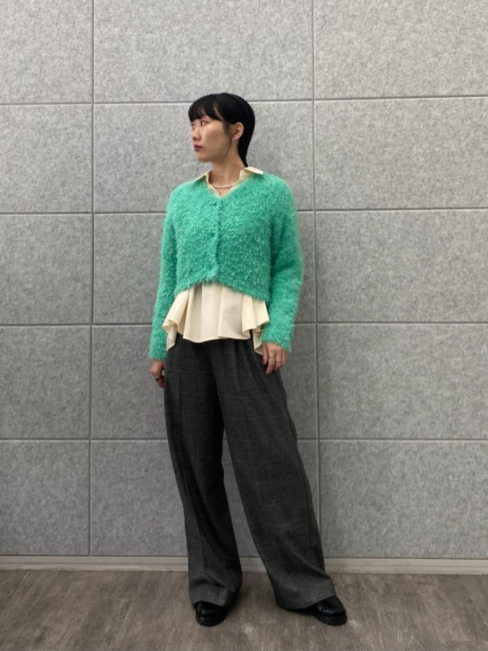 ホワイト系のシャツ/ブラウス、グレー系のその他パンツ、グリーン系のカーディガン/ボレロを着用したレディースの冬コーディネートの1枚目の写真