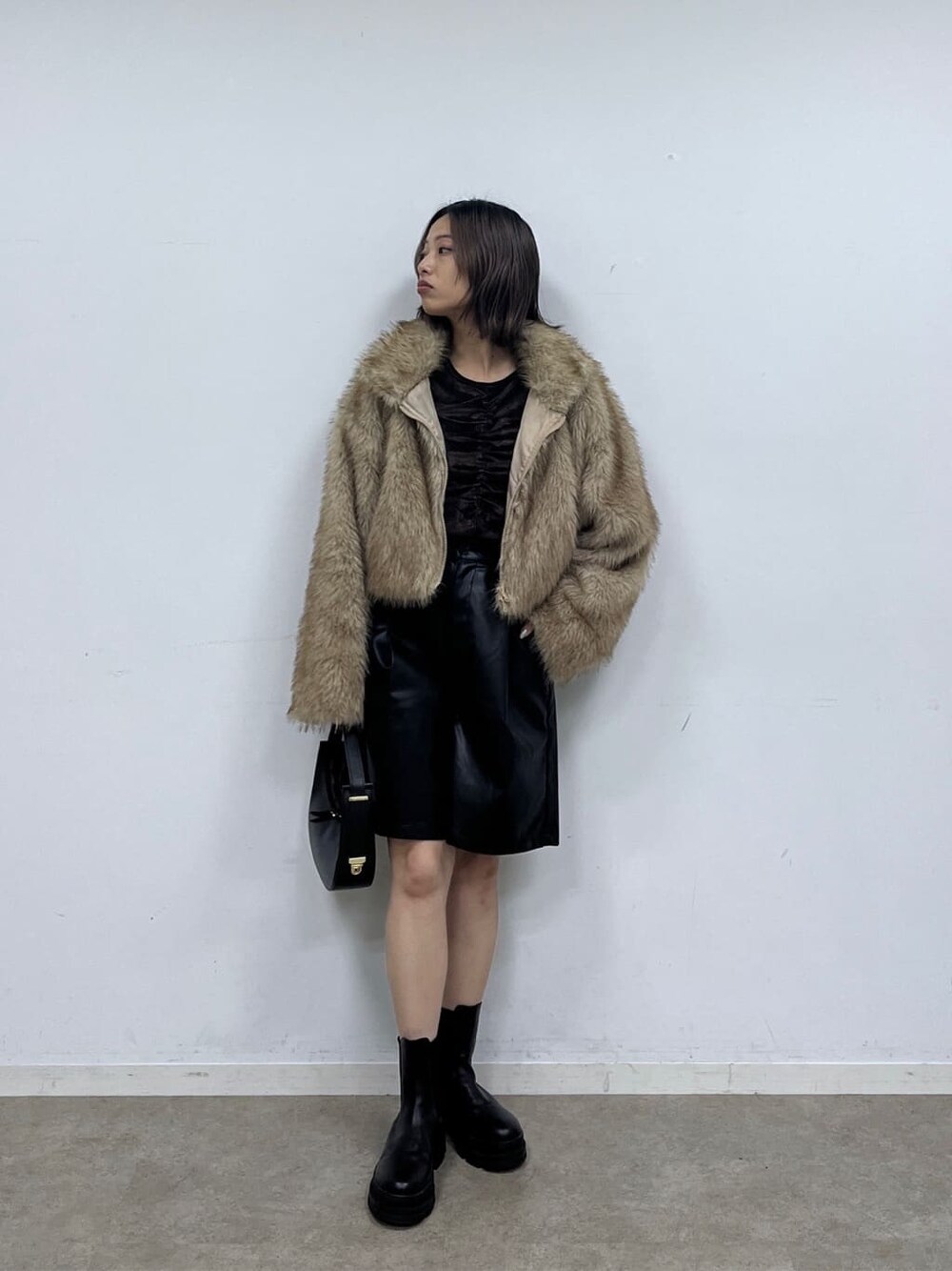 イエロー系のブルゾン、ブラック系のその他パンツ、ブラック系のショルダーバッグを着用したレディースの秋コーディネートの1枚目の写真