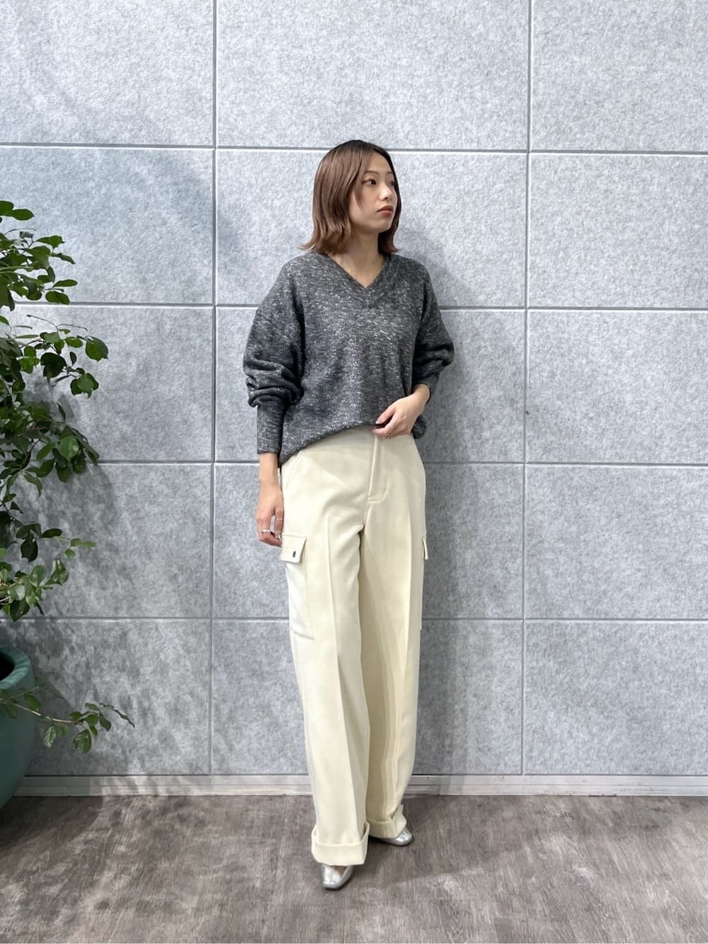 ブラック系のニット/セーター、ホワイト系のその他パンツ、ブラック系のブルゾンを着用したレディースの秋コーディネートの1枚目の写真