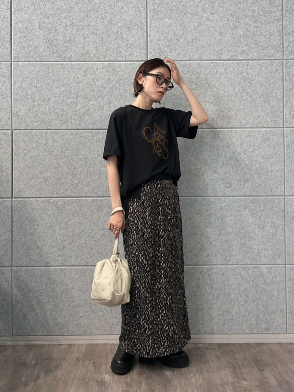 ブラック系のTシャツ/カットソー、ブラック系のスカートを着用したレディースの夏コーディネートの1枚目の写真