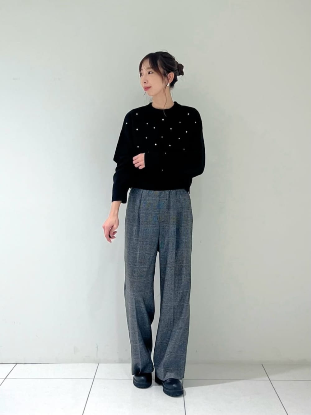 ホワイト系のその他アウター、グレー系のその他パンツ、ブラック系のニット/セーターを着用したレディースの冬コーディネートの1枚目の写真