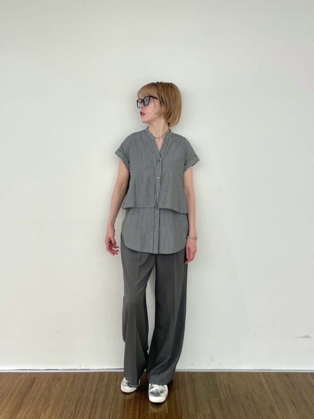 グレー系のその他パンツ、ブラック系のシャツ/ブラウスを着用したレディースの夏コーディネートの1枚目の写真