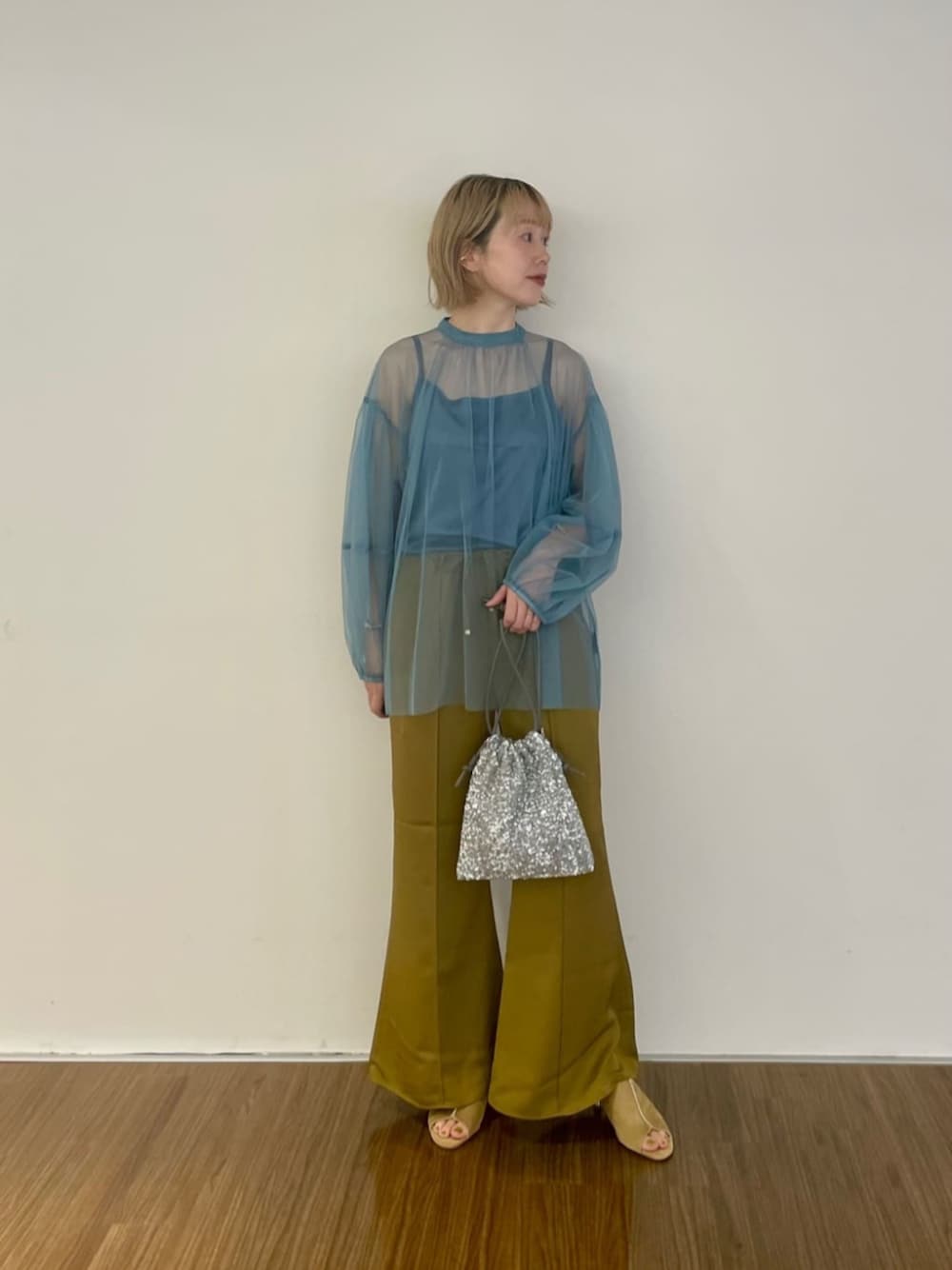 シルバー系のショルダーバッグ、ベージュ系のサンダル、ブルー系のシャツ/ブラウスを着用したレディースの秋コーディネートの1枚目の写真