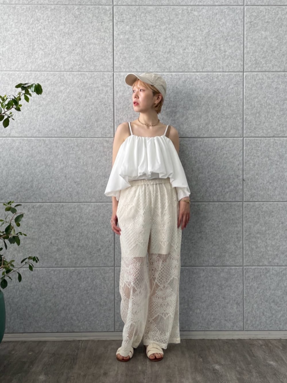 ホワイト系のその他パンツ、ホワイト系のシャツ/ブラウスを着用したレディースの夏コーディネートの1枚目の写真
