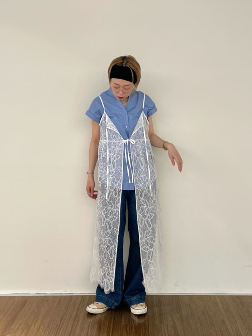 ブルー系のデニムパンツ、ホワイト系のワンピース、ブルー系のシャツ/ブラウスを着用したレディースの夏コーディネートの1枚目の写真