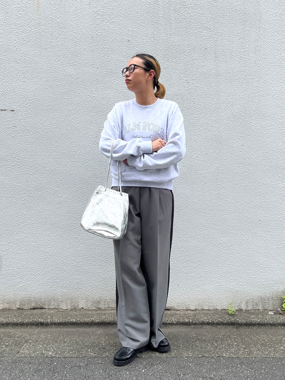 グレー系のその他パンツ、シルバー系のハンドバッグを着用したレディースの秋コーディネートの1枚目の写真