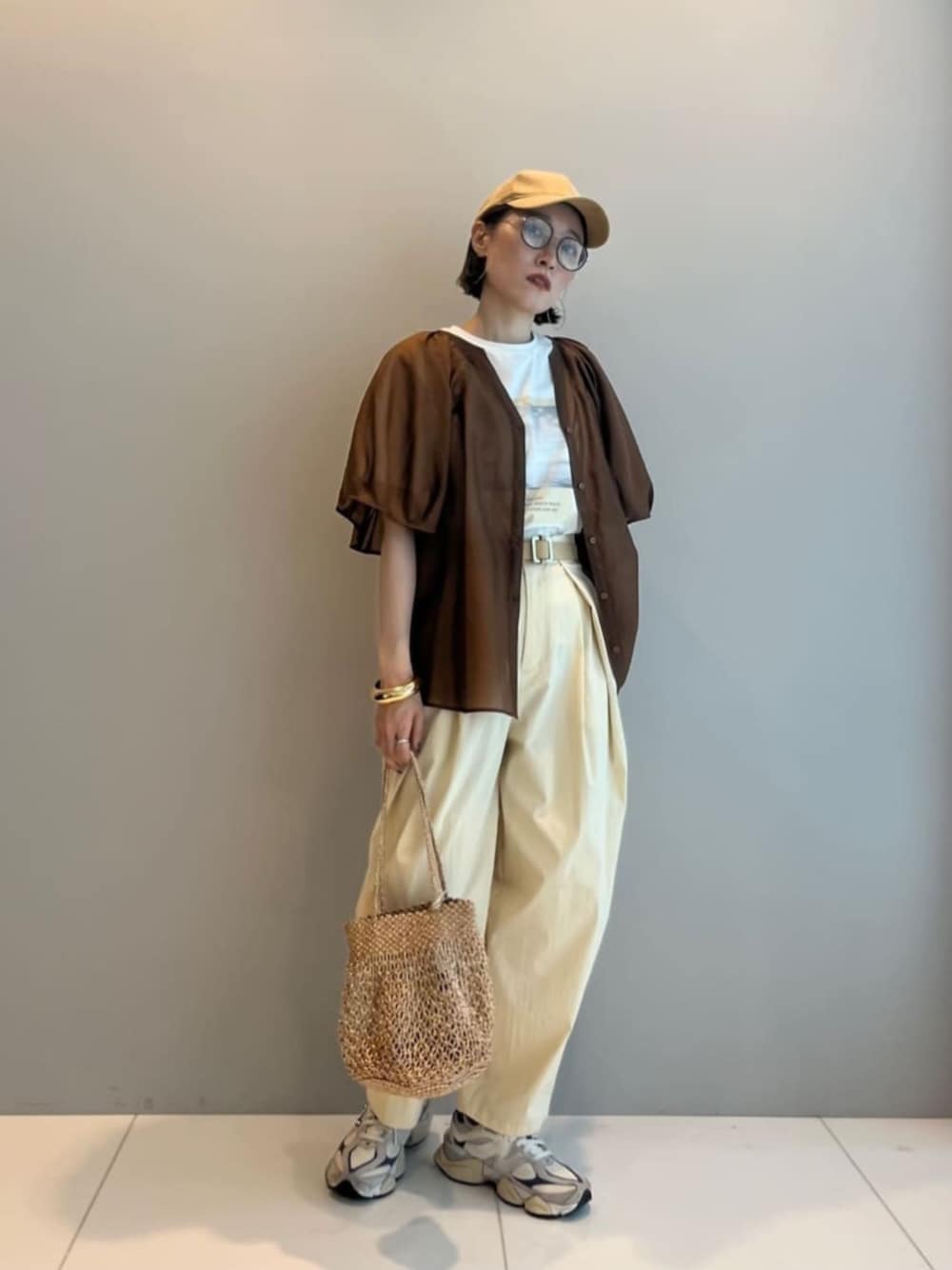 ホワイト系のその他パンツ、ピンク系のハンドバッグ、ブラウン系のシャツ/ブラウスを着用したレディースの夏コーディネートの1枚目の写真