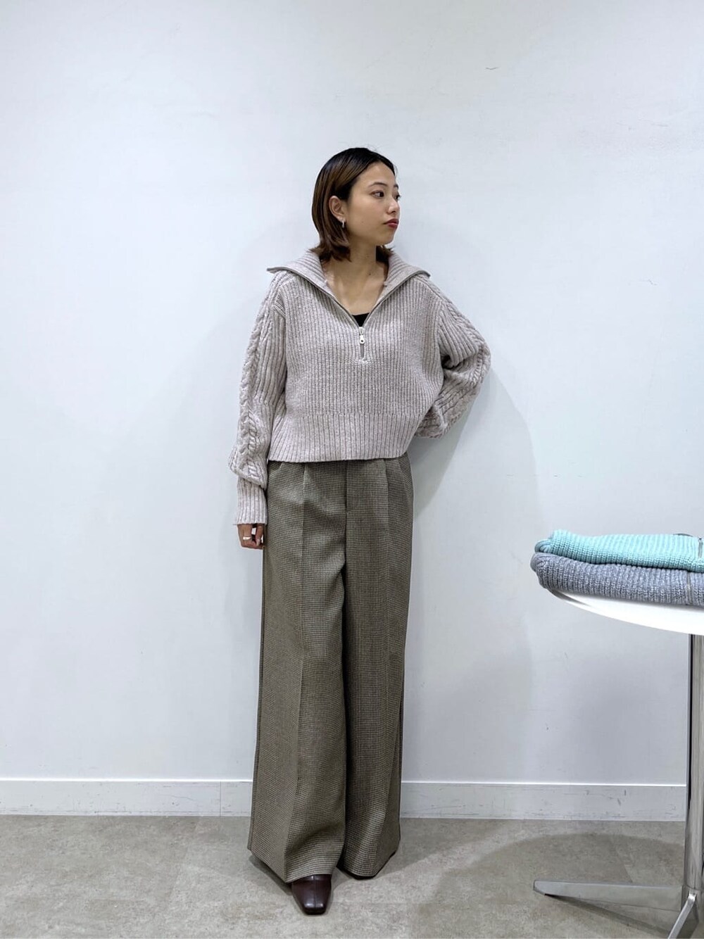 ベージュ系のニット/セーター、ベージュ系のその他パンツを着用したレディースの冬コーディネートの1枚目の写真