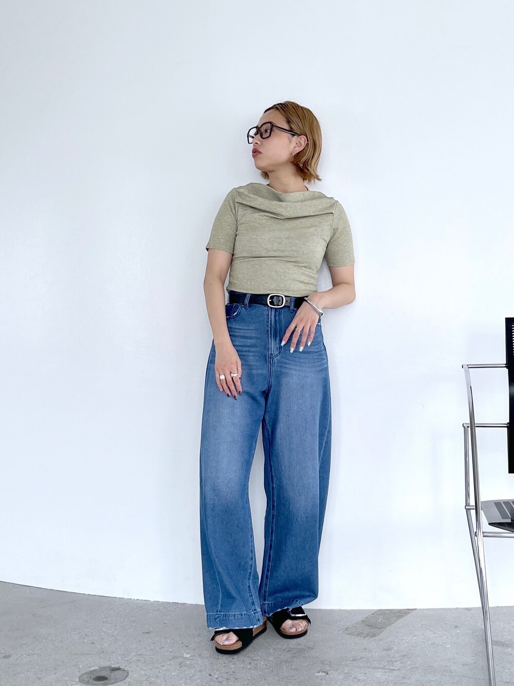 グリーン系のTシャツ/カットソー、ブルー系のデニムパンツを着用したレディースの夏コーディネートの1枚目の写真