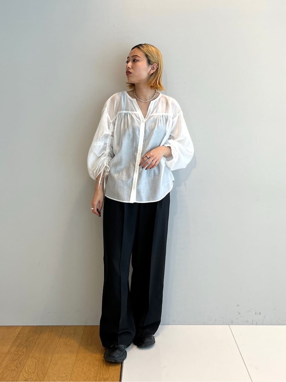 ホワイト系のシャツ/ブラウス、ブラック系のその他パンツを着用したレディースの春コーディネートの1枚目の写真