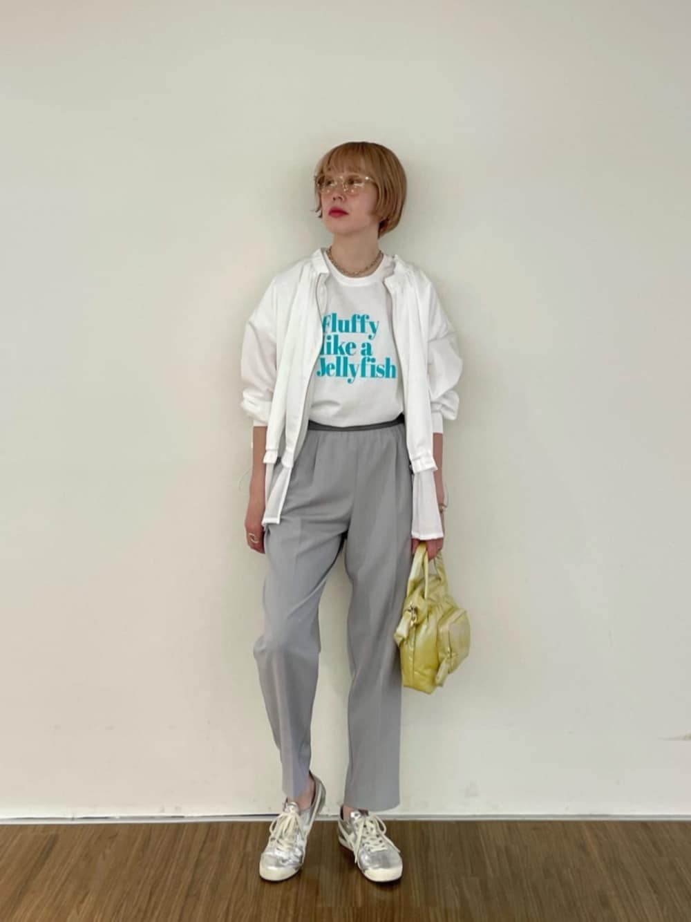 ホワイト系のブルゾン、ホワイト系のTシャツ/カットソー、グレー系のその他パンツを着用したレディースの春コーディネートの1枚目の写真