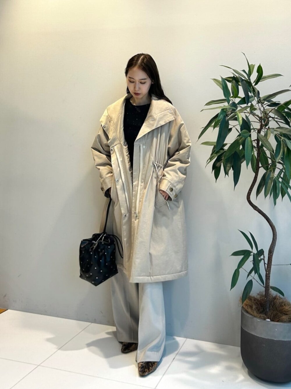 ブラック系のニット/セーター、ベージュ系のその他パンツ、ベージュ系のその他アウターを着用したレディースの秋コーディネートの1枚目の写真