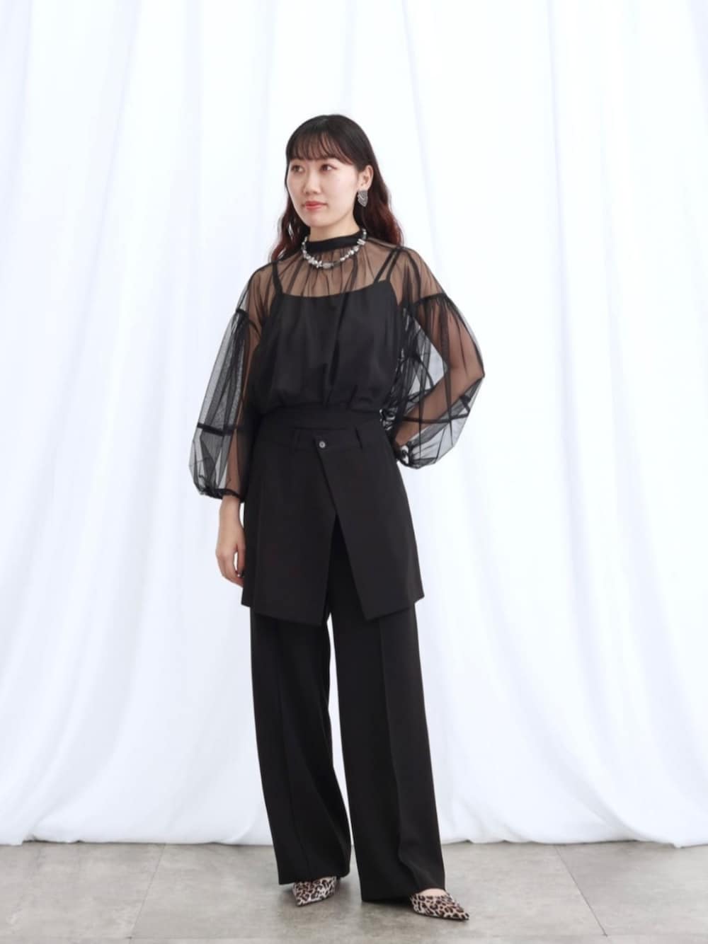 ブラック系のシャツ/ブラウス、ブラック系のその他パンツを着用したレディースの夏コーディネートの1枚目の写真
