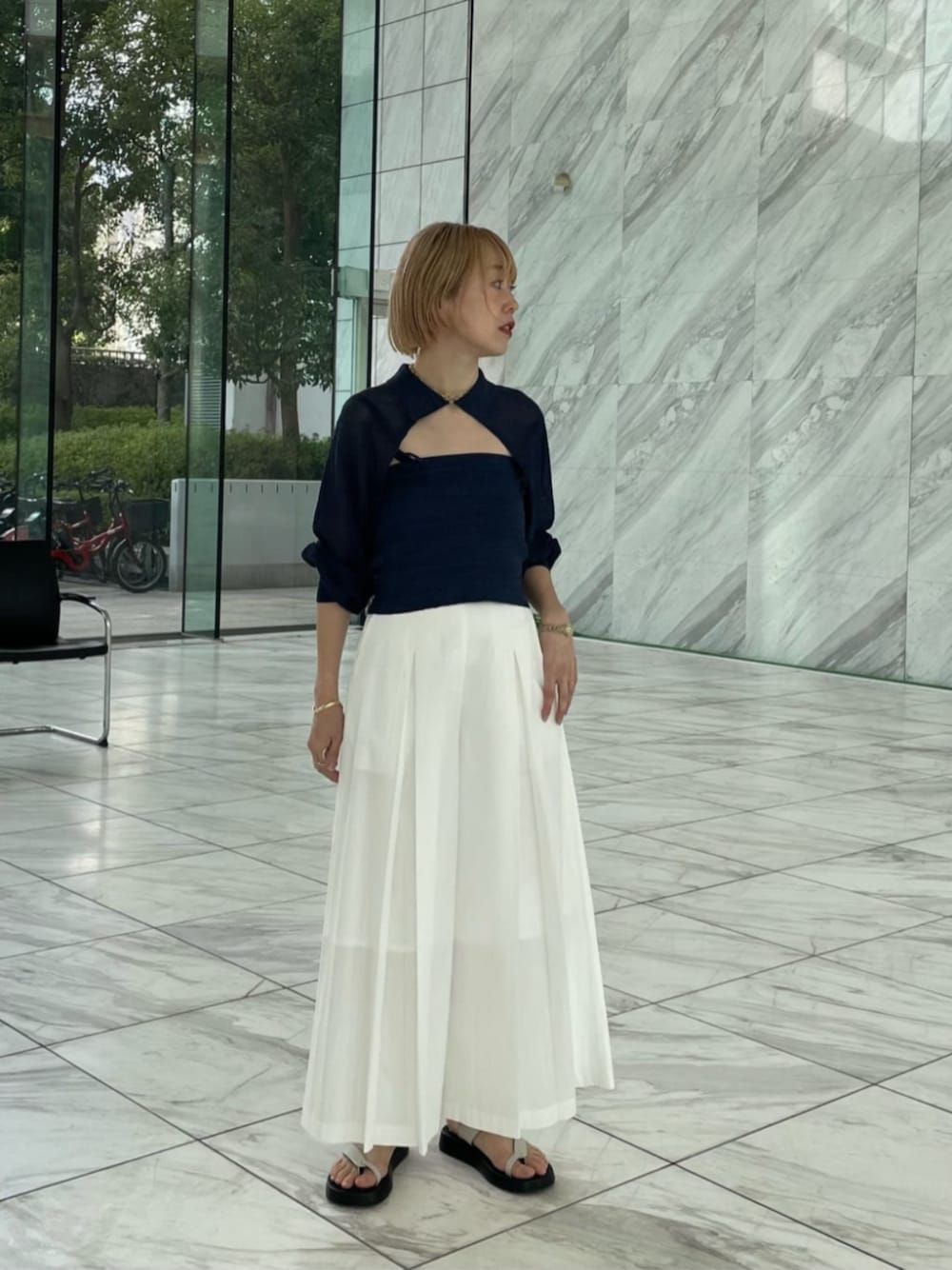 「ワイドパンツ、春夏コーデ、休日スタイル、お出かけコーデ、大人カジュアルコーデ、春、パンツスタイル、春ファッション、春ニット、白パンツ、ワイドシルエット、オトナカジュアル、160cm台コーデ、160cm」｜「GALLESTのビスチェポロアンサンブル（アンサンブル、ブルー系）」を使った、GALLEST  OFFICIALさん（レディース・160cm）の春コーディネートの1枚目の写真