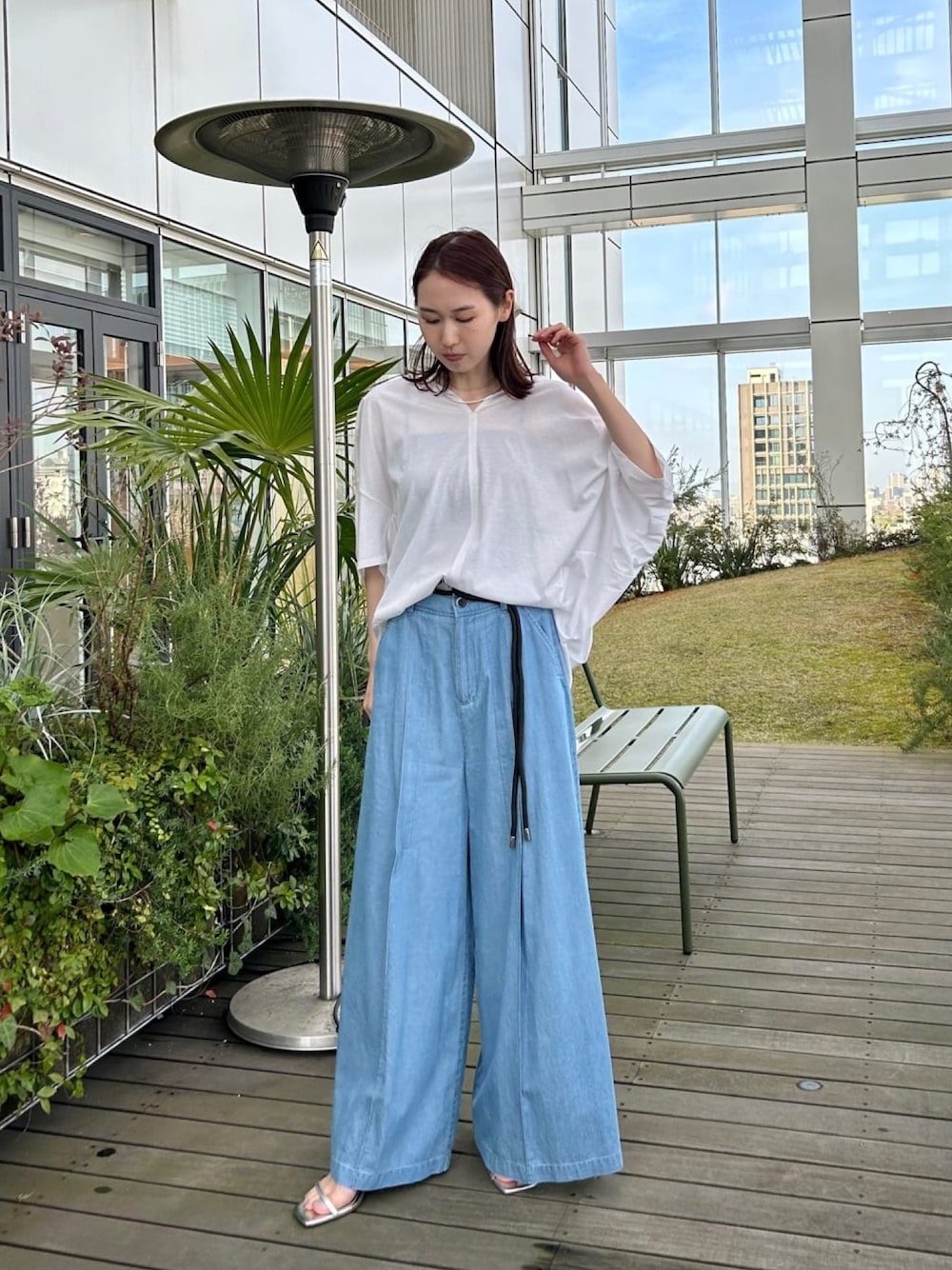 ホワイト系のTシャツ/カットソー、ブルー系のその他パンツを着用したレディースの夏コーディネートの1枚目の写真