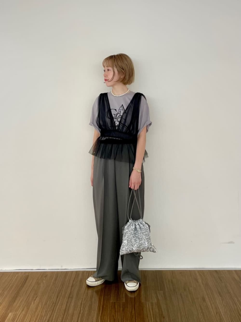 ホワイト系のTシャツ/カットソー、グレー系のTシャツ/カットソー、グレー系のその他パンツを着用したレディースの夏コーディネートの1枚目の写真