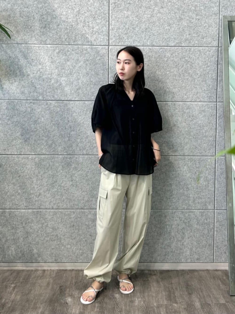 シルバー系のサンダル、グレー系のその他パンツ、ブラック系のシャツ/ブラウスを着用したレディースの夏コーディネートの1枚目の写真