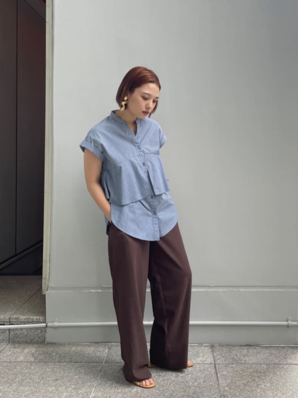 ブルー系のシャツ/ブラウス、ブラウン系のその他パンツを着用したレディースの夏コーディネートの1枚目の写真