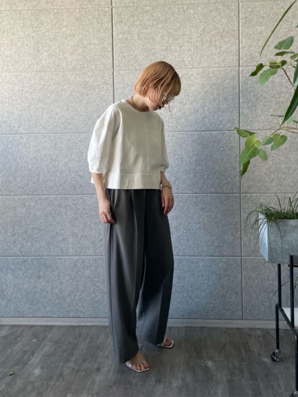 グレー系のその他パンツ、ホワイト系のTシャツ/カットソーを着用したレディースの春コーディネートの1枚目の写真