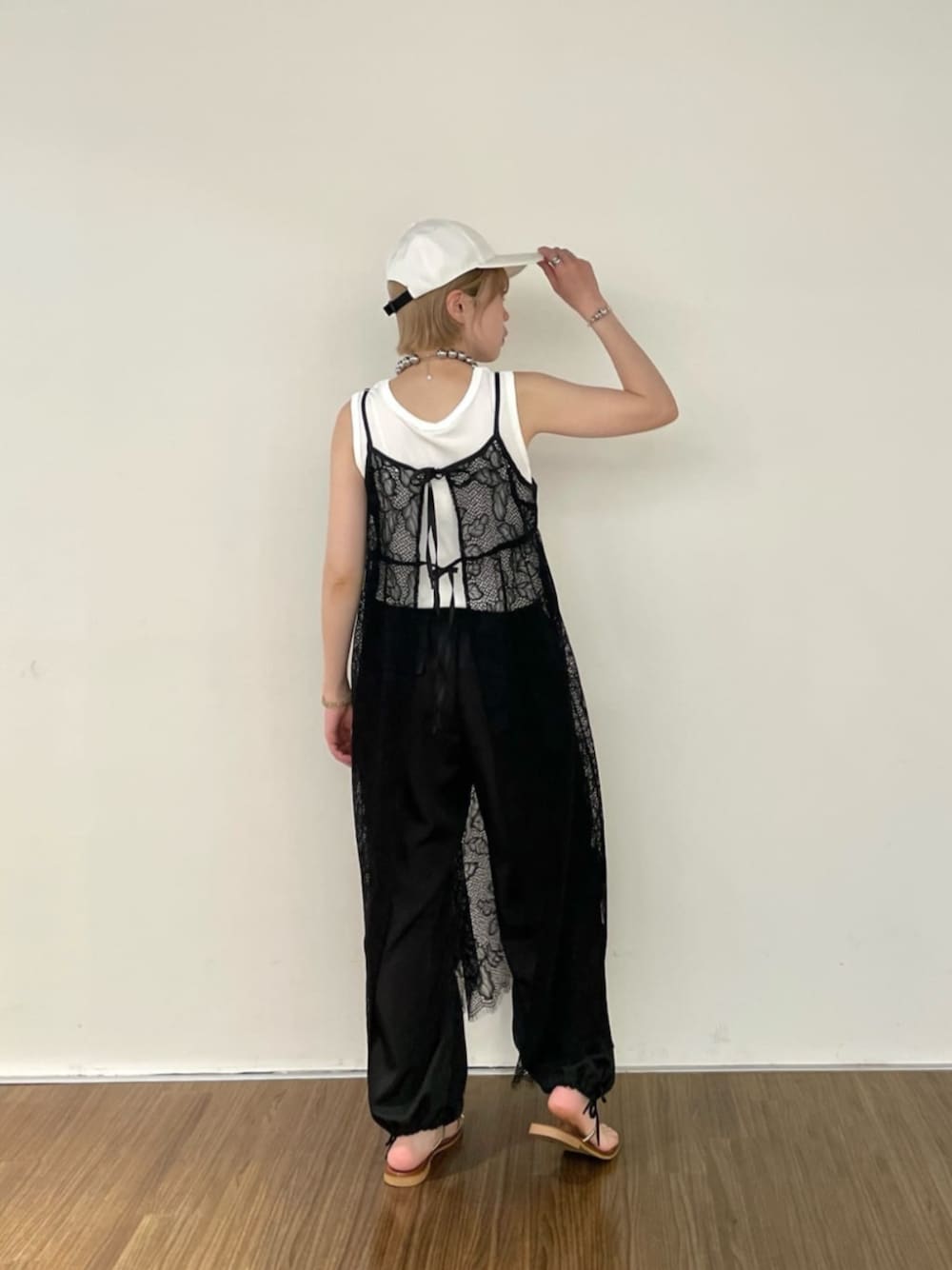 ホワイト系のタンクトップ、ブラック系のワンピース、ブラック系のその他パンツを着用したレディースの夏コーディネートの1枚目の写真