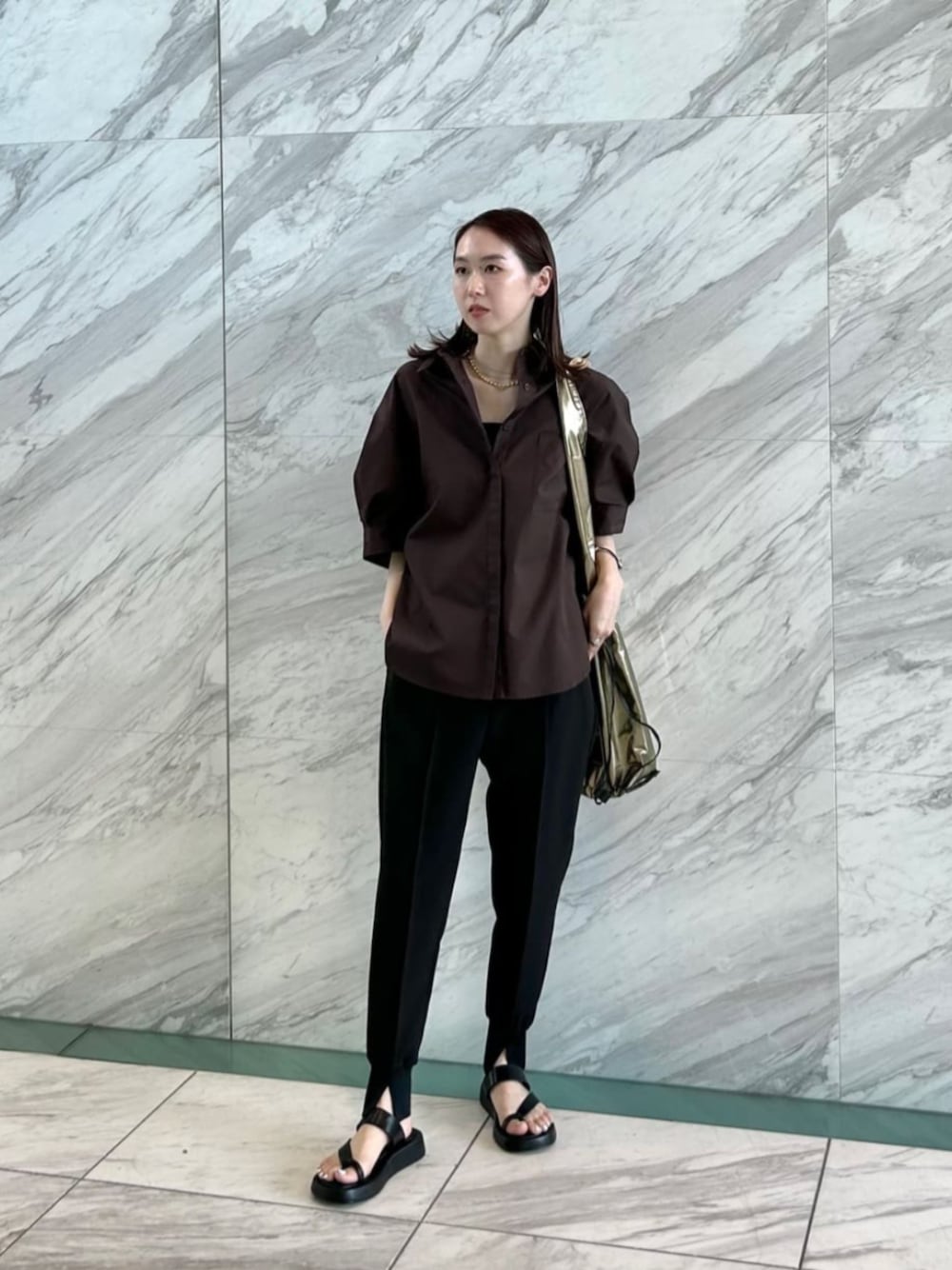 ブラック系のサンダル、ブラック系のその他パンツ、ブラウン系のシャツ/ブラウスを着用したレディースの夏コーディネートの1枚目の写真