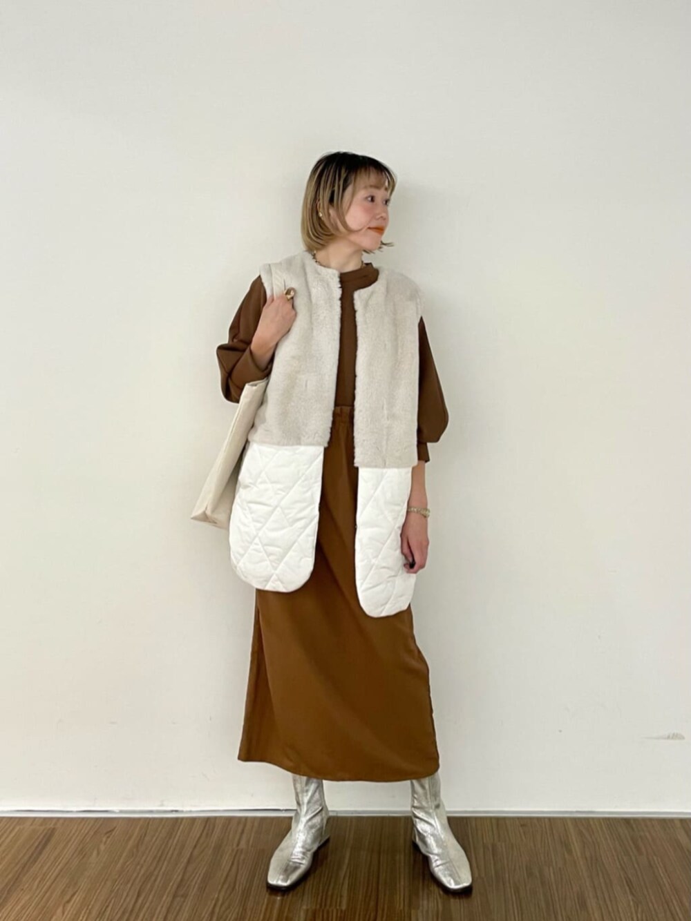 ブラウン系のワンピース、ホワイト系のその他アウター、ホワイト系のトートバッグを着用したレディースの秋コーディネートの1枚目の写真