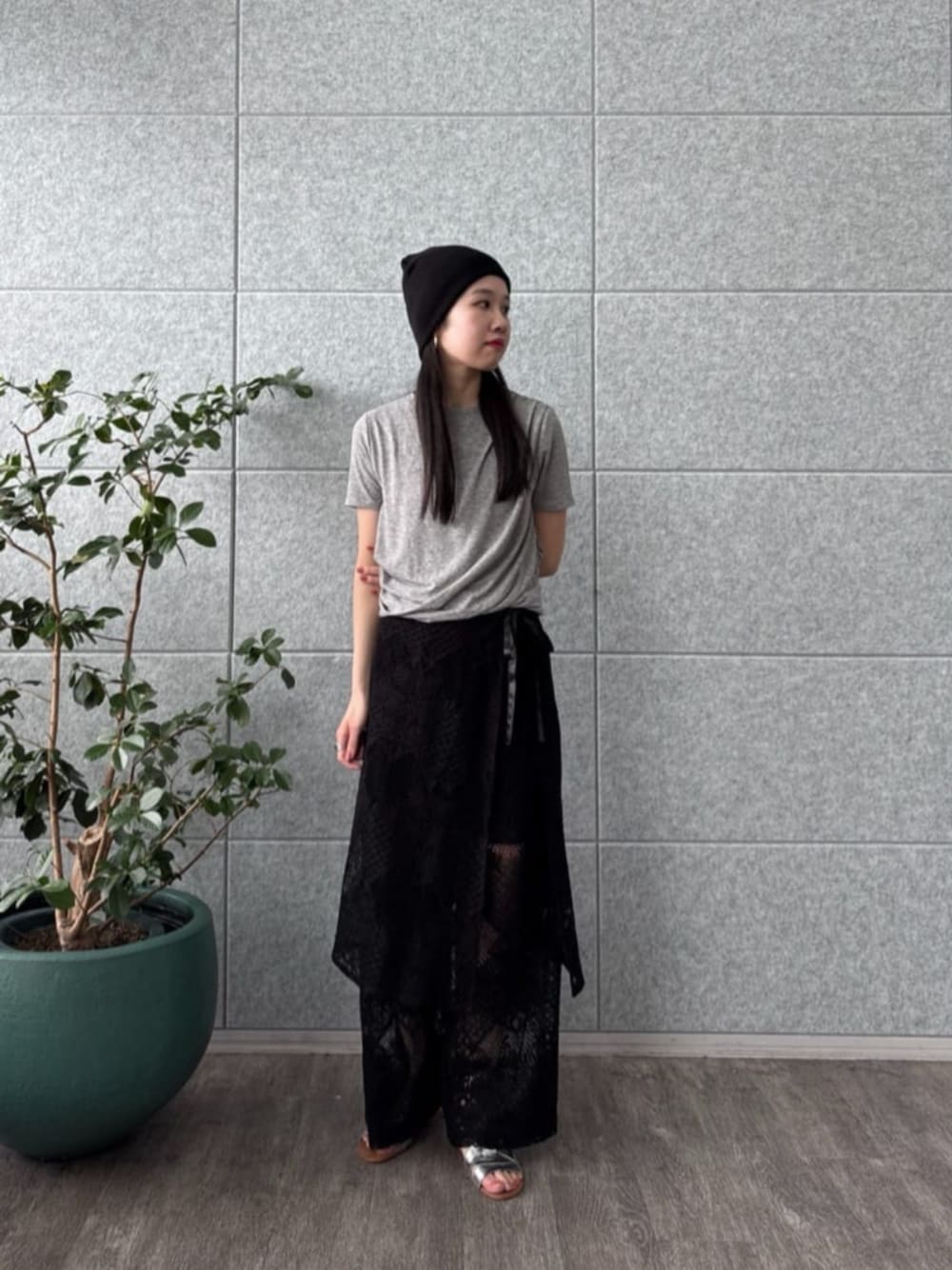 ブラック系のその他パンツ、グレー系のTシャツ/カットソーを着用したレディースの夏コーディネートの1枚目の写真