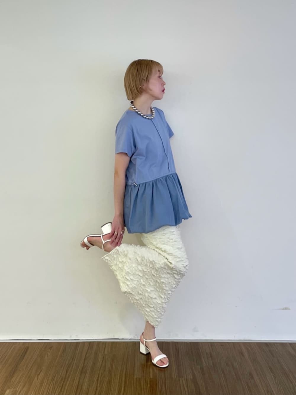 ホワイト系のスカート、ブルー系のTシャツ/カットソー、シルバー系のネックレスを着用したレディースの春コーディネートの1枚目の写真