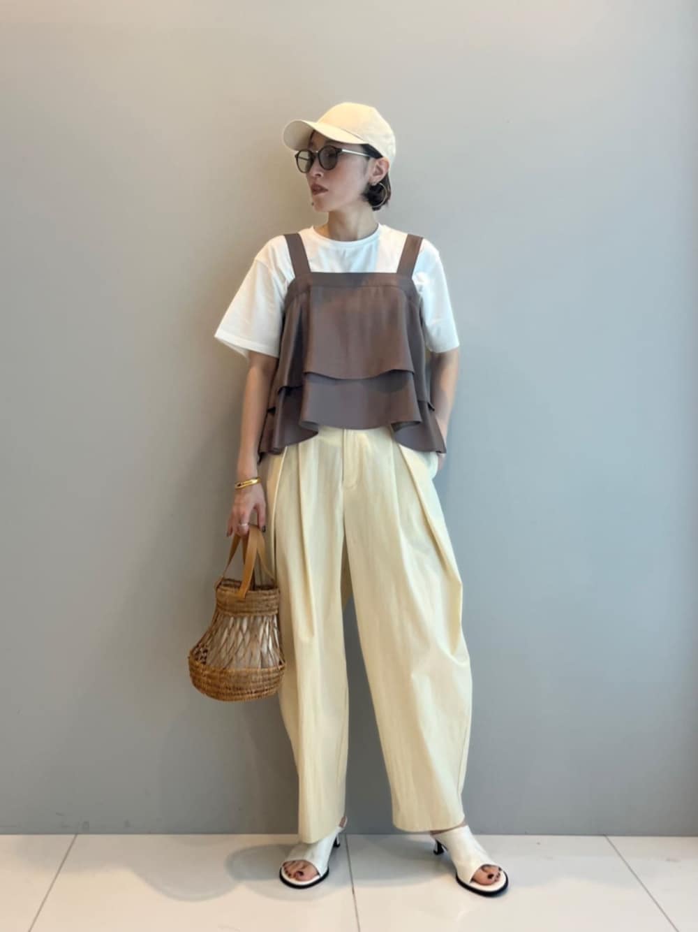 ホワイト系のサンダル、ホワイト系のその他パンツ、ホワイト系のトートバッグを着用したレディースの夏コーディネートの1枚目の写真