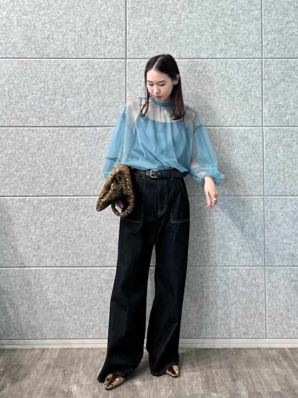 ブラック系のデニムパンツ、ブルー系のシャツ/ブラウスを着用したレディースの秋コーディネートの1枚目の写真