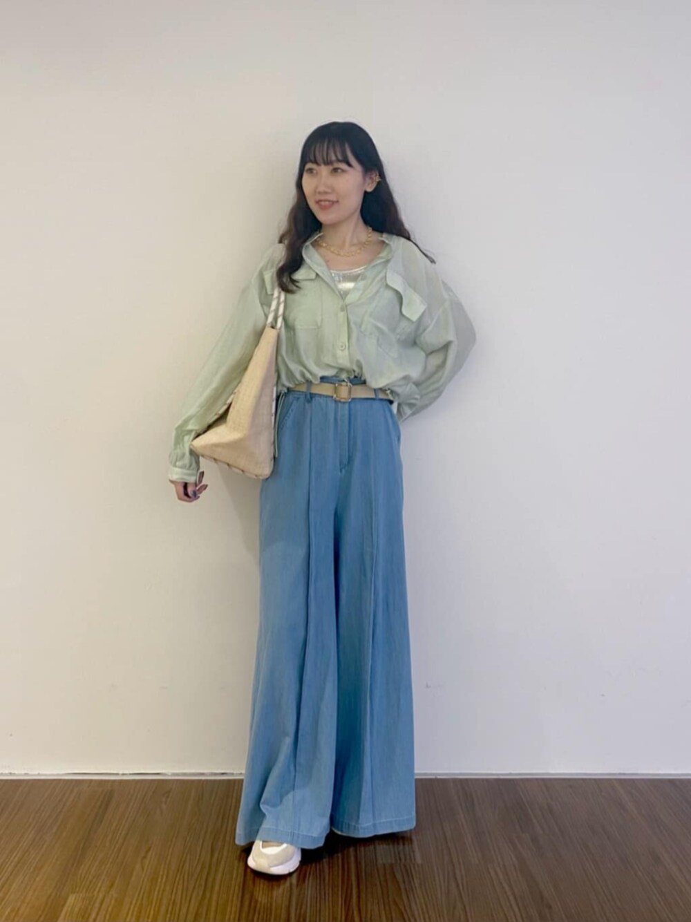 ホワイト系のタンクトップ、ブルー系のその他パンツ、グリーン系のブルゾンを着用したレディースの夏コーディネートの1枚目の写真