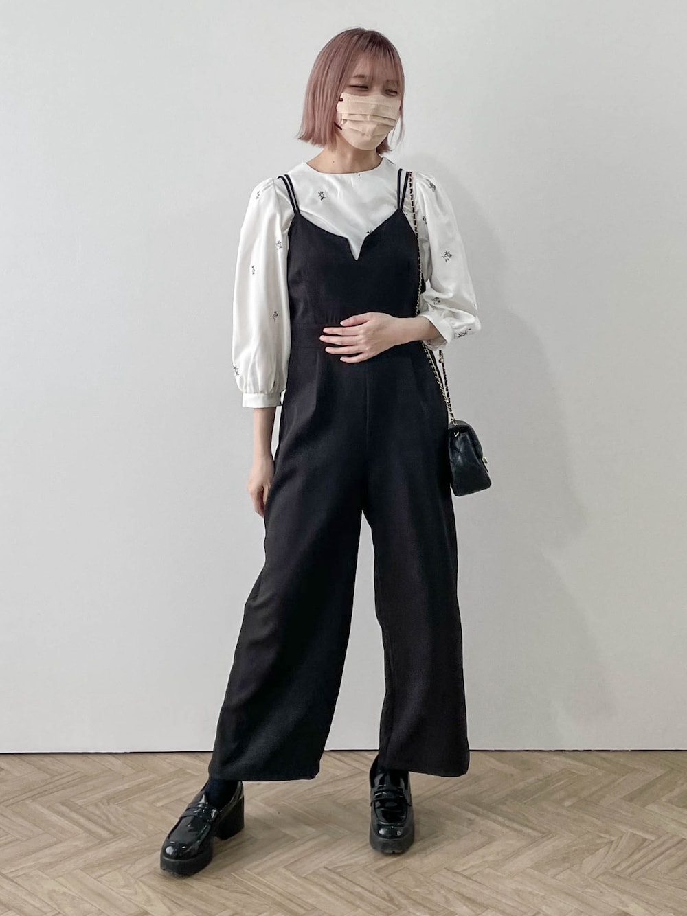 「大人カジュアル、春ファッション、春夏コーデ、シンプルコーデ、今日のコーデ、お出かけコーデ、休日スタイル、サロペット、ショートヘア、花柄、ブラウス、レイヤードスタイル、AMELY、lagemme」｜「La-gemmeの花柄刺繍ブラウス（シャツ/ブラウス、ホワイト系）」を使った、yuiさん（骨格ウェーブ・レディース・164cm）の春コーディネートの1枚目の写真