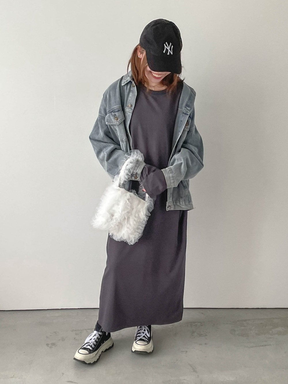 「ワンピース、ワンピース×スニーカー、デニムジャケット、スニーカーコーデ、スニーカー、チュールバッグ、キャップ、ロングワンピース、秋コーデ、おでかけコーデ、オトナカジュアル、オトナ女子、sugarbisket」｜「SUGAR BISKETのビックシルエットデニムジャケット（デニムジャケット、ブルー系）」を使った、yuiさん（骨格ウェーブ・レディース・163cm）の秋コーディネートの1枚目の写真