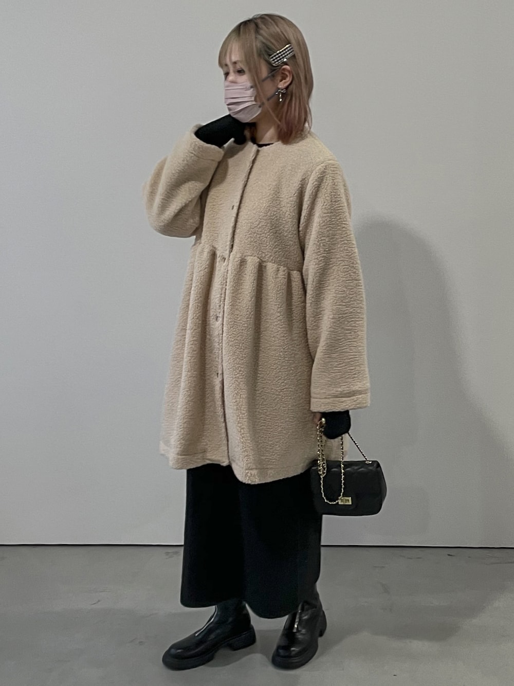 「ゆるコーデ、冬アウター、冬コーデ、ぺプラム、ボア、ブーツ、sugarbisket、もこもこ、オトナカワイイ、ハイトーンカラー、lagemme、ノーカラーコート、おでかけコーデ」｜「SUGAR BISKETのペプラムボアコート（ダウンジャケット/コート、ベージュ系）」を使った、yuiさん（骨格ウェーブ・レディース・164cm）の冬コーディネートの1枚目の写真