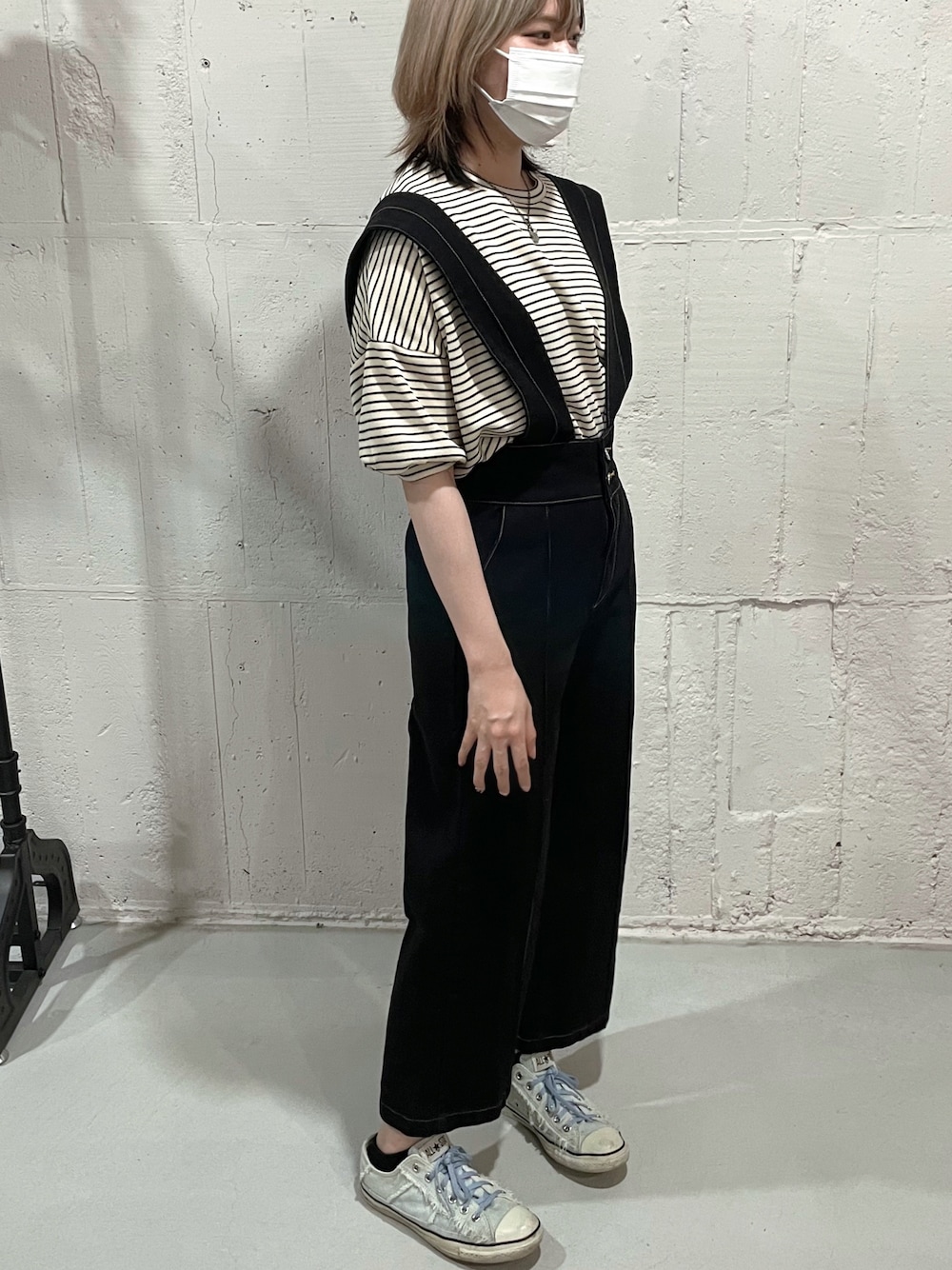 「スニーカー、converse、大人カジュアル、ボーダートップス、夏コーデ、デニムサロペット、おでかけコーデ、ハイトーンカラー、lagemme、amery」｜「La-gemmeのデニムオールインワン（つなぎ/オールインワン、ブラック系）」を使った、yuiさん（骨格ウェーブ・レディース・164cm）の夏コーディネートの1枚目の写真