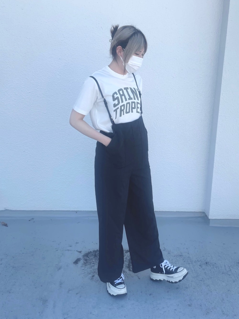 「シンプルコーデ、夏コーデ、ストリート、カジュアル、サロペット、白Tシャツ、スニーカー、スニーカーコーデ、みんなの白Tフェス、converse、lagemme、ハイトーンカラー、モノトーン、大人かわいい、ラクチンコーデ」｜「La-gemmeのアイテム（Tシャツ/カットソー、ホワイト系）」を使った、yuiさん（骨格ウェーブ・レディース・164cm）の夏コーディネートの1枚目の写真