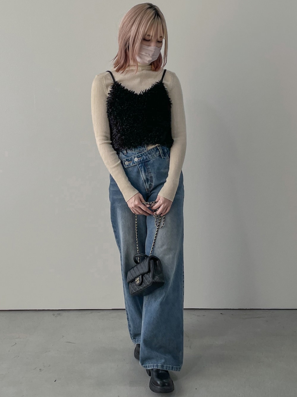 「大人カジュアル、デニム、ファー、キャミソール、タートルネック、ハイトーンカラー、今日のコーデ、おでかけコーデ、ブーツ、lagemme、大人かわいい、レイヤードスタイル、アシンメトリー」｜「La-gemmeのアイテム（キャミソール、ブラック系）」を使った、yuiさん（骨格ウェーブ・レディース・164cm）の冬コーディネートの1枚目の写真