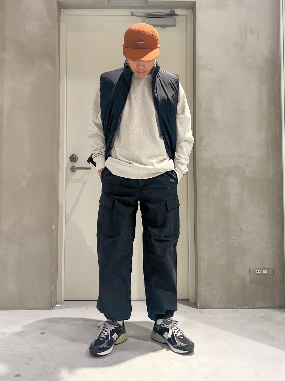 「ベスト、休日スタイル、スニーカー、スウェット、キャップ、ストリート、モノトーン、ビッグシルエット、カーゴパンツ、ワイドパンツ、大人コーデ、スポーツミックス、オトナカジュアル、お出かけコーデ、シンプルスタイル」｜「SEDAN ALL-PURPOSEのアイテム（キャップ、ブラウン系）」を使った、しょーへーさん（メンズ・175cm）の秋コーディネートの1枚目の写真
