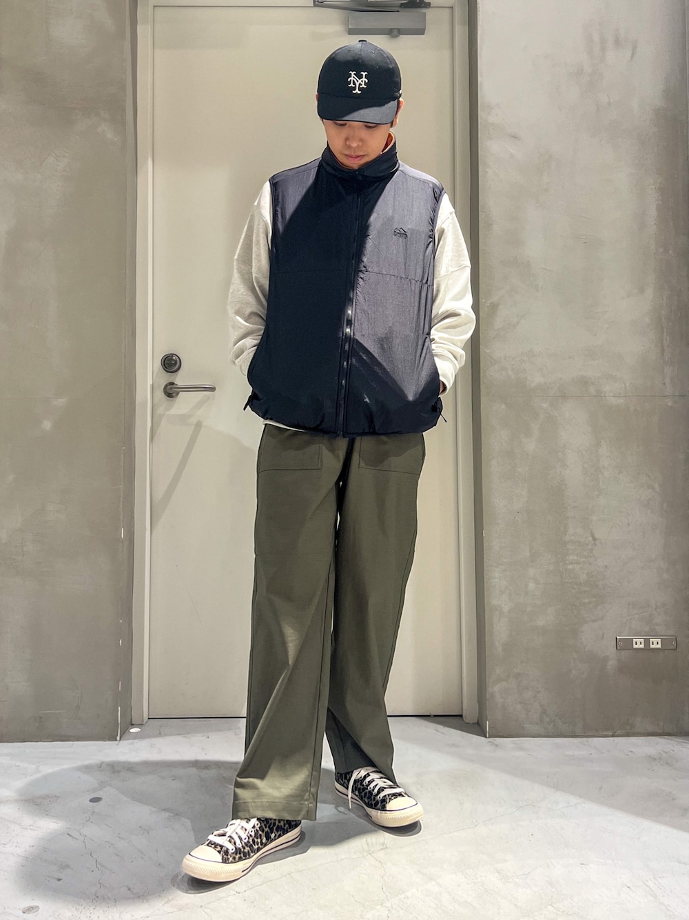 「ビッグシルエット、レイヤードスタイル、韓国ファッション、スウェット、お出かけコーデ、ベスト、ファッションを楽しもう、スニーカー、冬コーデ、コンバース、大人カジュアル、カジュアルコーデ、リラックススタイル、オーバーサイズ、ベイカーパンツ」｜「COMESANDGOESのアイテム（キャップ、ブラック系）」を使った、しょーへーさん（メンズ・175cm）の秋コーディネートの1枚目の写真