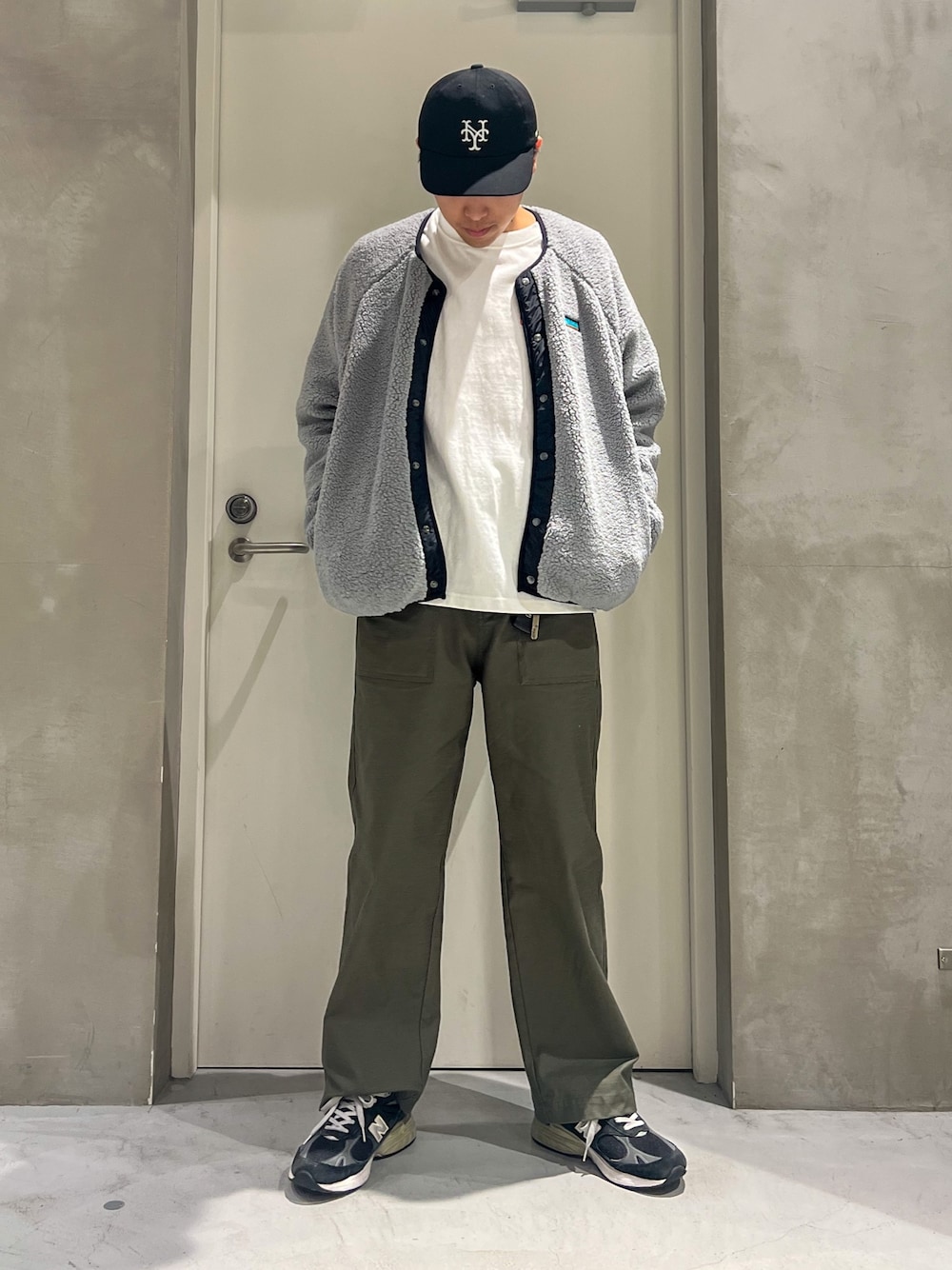 「キャップ、ストリート、カーディガン、ベイカーパンツ、Coming soon...、モノトーン、ビッグシルエット、お出かけコーデ、今日のコーデ、シンプル、大人カジュアル、リラックススタイル、秋のコーデ、ゆるコーデ、ボア」｜「COMESANDGOESのアイテム（キャップ、ブラック系）」を使った、しょーへーさん（メンズ・175cm）の秋コーディネートの1枚目の写真