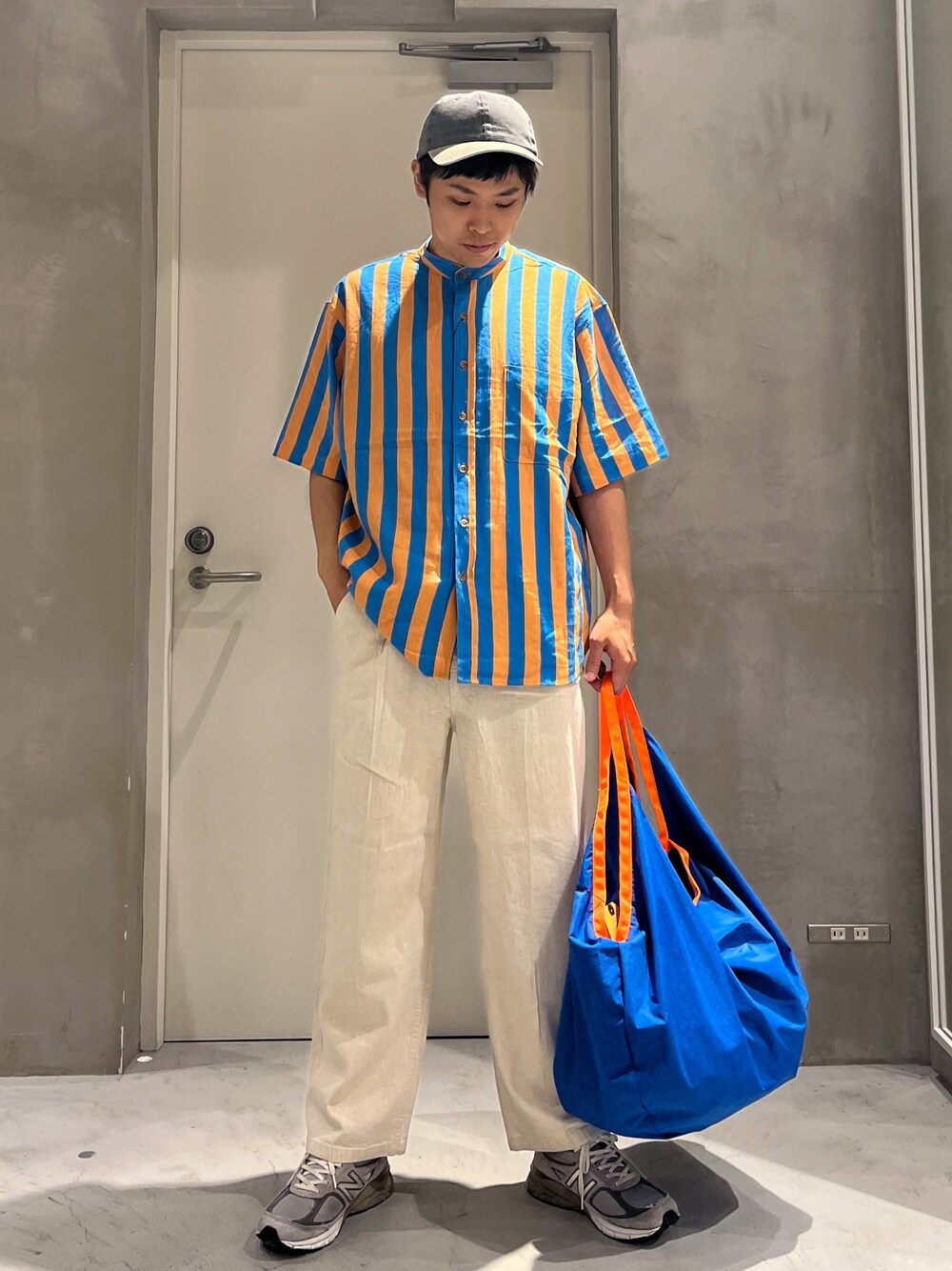 「スニーカー、夏コーデ、休日スタイル、デニム、プチプラ、ストリート、トートバッグ、ビッグシルエット、韓国ファッション、お出かけコーデ、柄シャツ、キャップ、夏セールで買いました、ラフコーデ、シャツスタイル」｜「CIAOPANIC TYPYの【なにわ男子　道枝駿佑さん着用】ウォッシャブルリネンバンドカラー半袖シャツ（シャツ/ブラウス、オレンジ系）」を使った、しょーへーさん（メンズ・175cm）の夏コーディネートの1枚目の写真